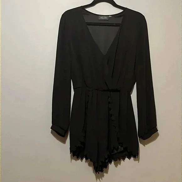 Astr | long sleeve short romper Playsuit low v-neckline crochet Women’s size M - Picture 2 of 9